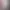 Hotelzimmer mit einem Doppelbett, einem Schreibtisch, einem Fenster mit Vorhängen und einer Wand in den Farben Rot, Weiß und Blau